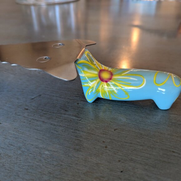 PYLONES Filou Adore Les Fluers Dog Design Shape Cake, Pie, Pizza Server - Picture 2 of 4